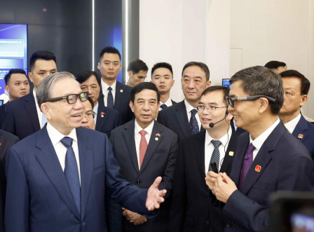 出圈！越南领导人苏林体验“中国智造”AI眼镜