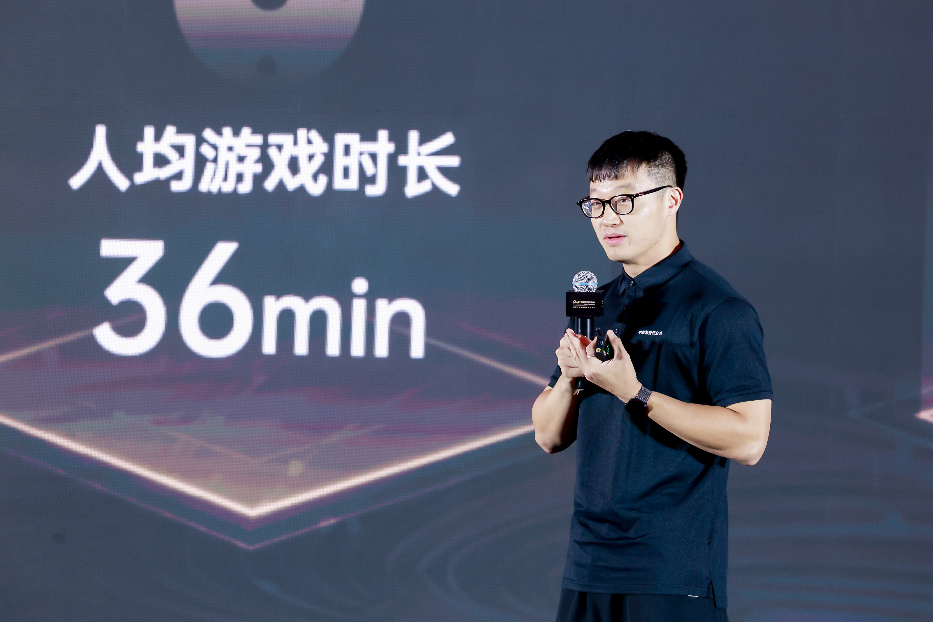 穿黑色衣服的人在球场上打电话

低可信度描述已自动生成