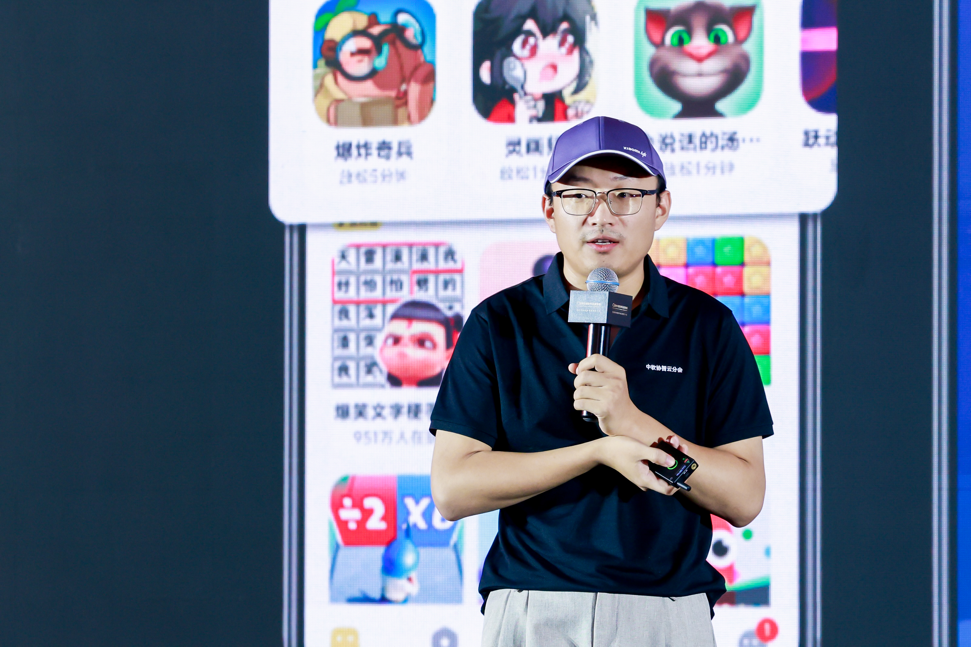 图片包含 人, 标志, 站, 街道

描述已自动生成