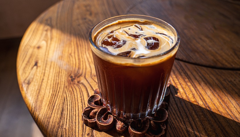 从社区到乡镇，瑞幸与星巴克打起“巷战”