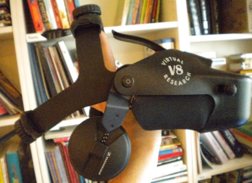 Oculus创始人Palmer Luckey晒复古VR头显，其设计者正是苹果新任CEO